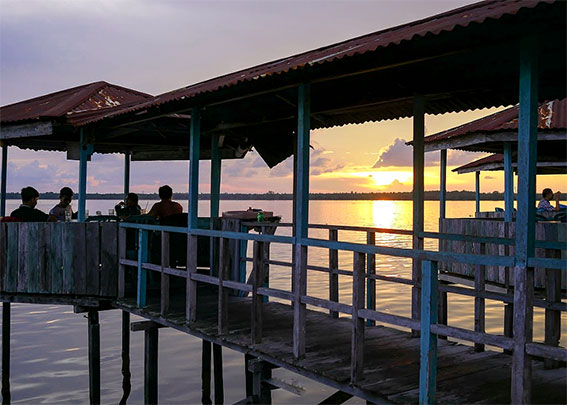 Ruang Makan Restoran Teratai Indah di Atas Kapuas Foto