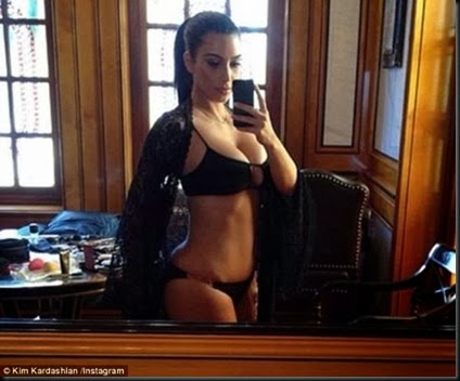 Kim_Kardashian_in_bathing_suit2