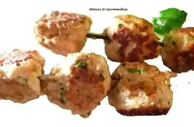"Boulettes de saumon fondantes façon asiatique sur piques en bois, prêtes à être dégustées"