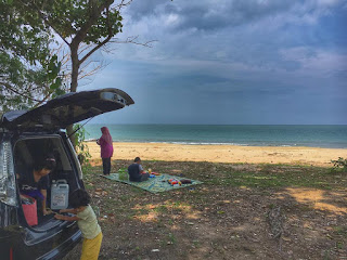 Bersantai di Pantai Batu Layar.