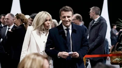 Emmanuel Macron e sua esposa Brigitte Macron esperam antes de votar no primeiro turno das eleições presidenciais da França. — AFP
