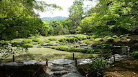 母屋の縁側に座って観る風景は水の音だけだ