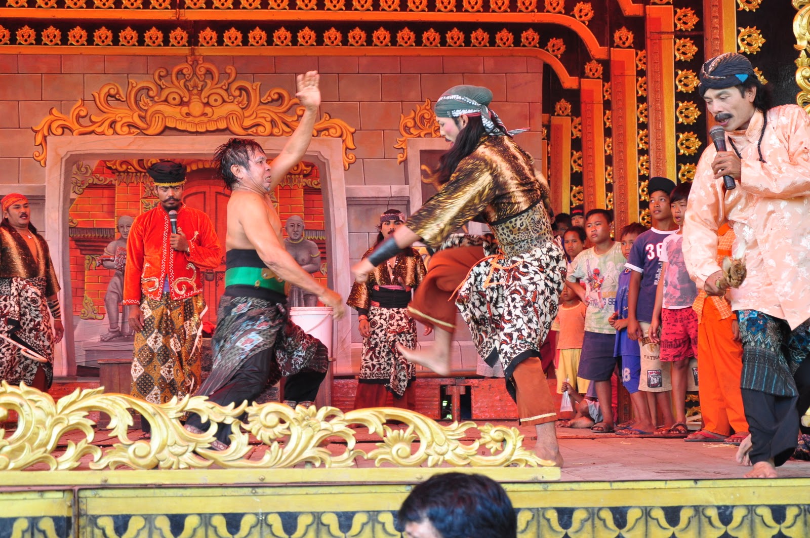 https://myzozieman.blogspot.com/2015/03/asal-usul-sandiwara-cirebon_31.html
