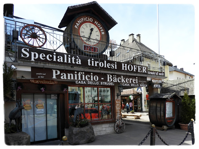 På lunsjbesøk i byen St. Ulrich (Ortisei) i Val Gardena i Syd-Tirol i Italia.