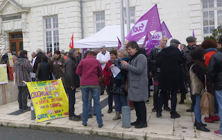 Rassemblement devant l'Hôpital Bretonneau