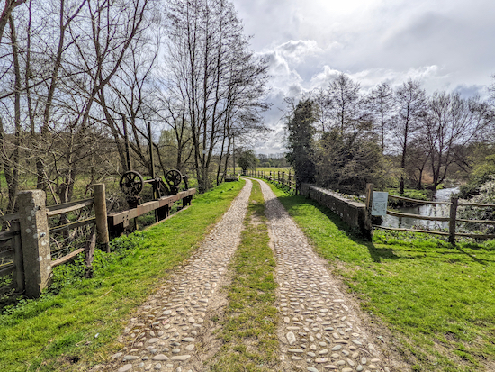 Braughing footpath 19 heading ESE across the River Rib