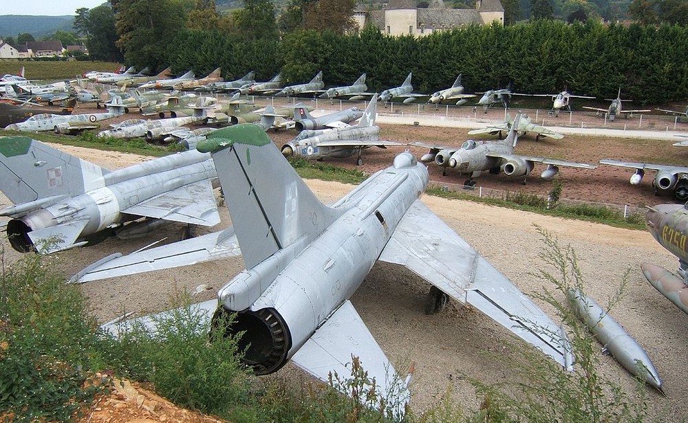 airplanes at Savigny-lès-Beaune 