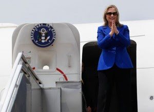Hillary Clinton exhortó a India a reducir sus importaciones de petróleo, con el fin de mantener la presión contra Irán