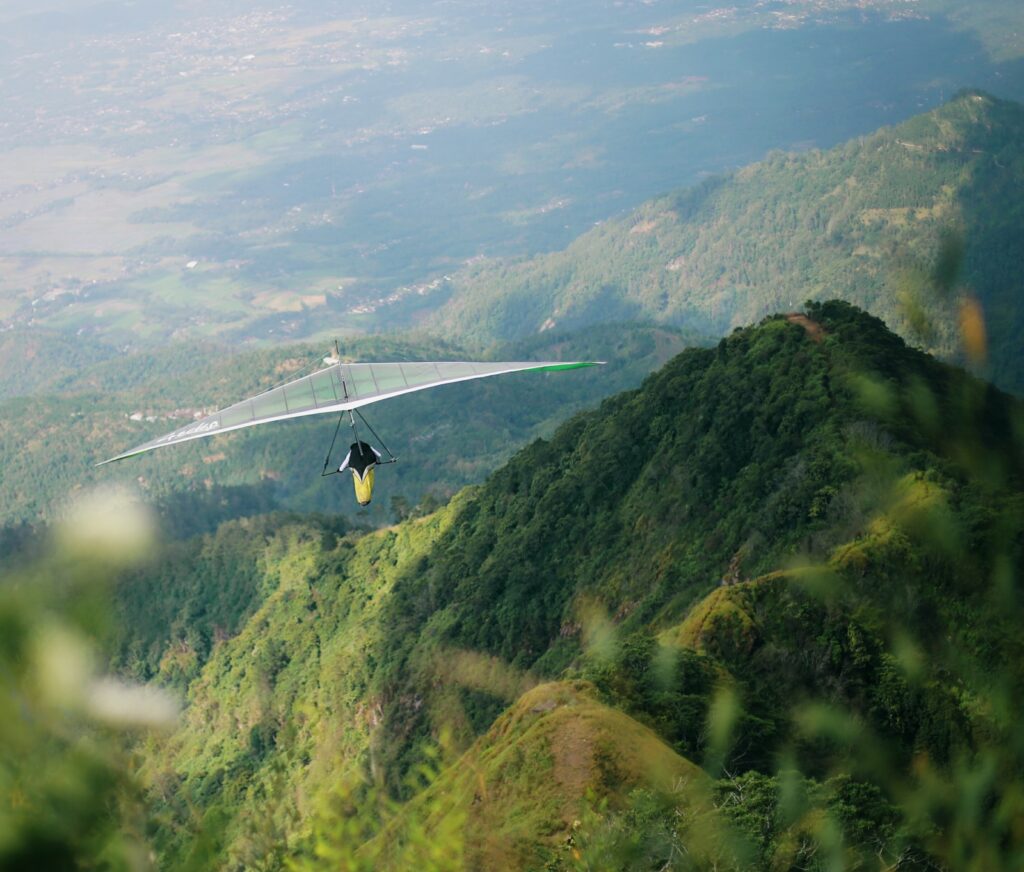 Aktivitas hang gliding di Gunung Telomoyo