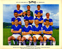 CARDIFF CITY F. C. - Cardiff, Gales, Reino Unido - Temporada 1963-64 - Gareth Williams, Graham Vearncombe y Barry Hole; Ron Stitfall, John Charles, Dick Scott, Trevor Edwards; Alan McIntosh, Derek Tapscott, Ivor Allchurch y Peter King - El Cardiff City ocupó la 15ª posición en la Liga de 2ª División de Inglaterra