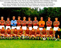 NEC NIJMEGEN - Nimega, Holanda - Temporada 1970-71 - Wiel Coerver (entrenador), Theo De Jong, Eggenkamp, Schellekens, Krijgh, Dekker, Kamps, Schriever, De Bree, Vleeming y Bönnen; Hazelhekke, Kornelis, Pijs, Mellard, Cas Janssens, Davidovic, Thijssen, Jo Peters, Oosterveld, Jendrossek y Cees Joosten (masajista) - Plantilla del NEC, 8º clasificado en la Eredivisie holandesa en esta temporada