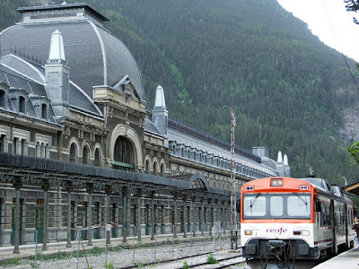 Canfranc , Renfe , tren , Pirineos , Huesca , Aragón , paso a Francia