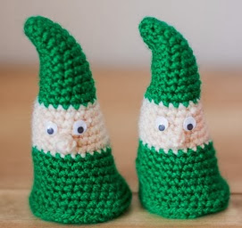 http://translate.googleusercontent.com/translate_c?depth=1&hl=es&rurl=translate.google.es&sl=en&tl=es&u=http://www.loopsan.com/crochet/santa-and-his-mini-elfus-free-pattern/&usg=ALkJrhhAjiErAt94zzpeAoVDrlP2BjSk1g