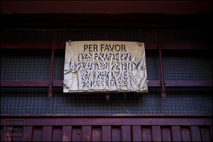 Fotografía de un cartel a medio borrar por el paso del tiempo