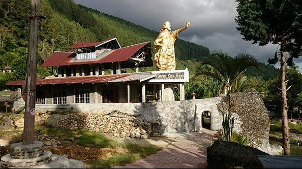[http://FindWisata.blogspot.com] Objek Wisata Rohani Rumah Kapal Danau Tiberias Tarutung