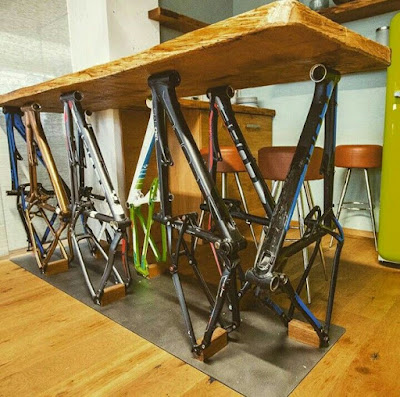 Mesa DIY reciclando bicicletas 