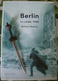 Portada del libro Berlín. La caída: 1945, de Antony Beevor