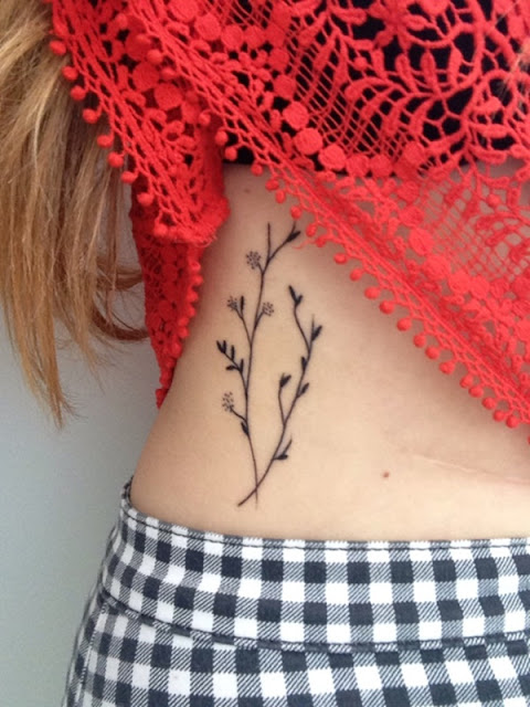 Mini tatuagens femininas delicadas de flores - 95 fotos e modelos