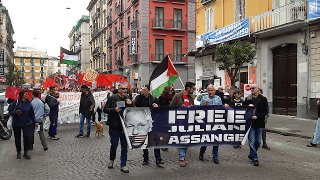 Lo spezzone del gruppo Free Assange Napoli