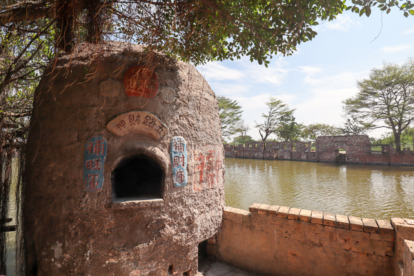 台南學甲老塘湖藝術村由畫家匡乙建造的廢墟古城，還可渡船至神仙島