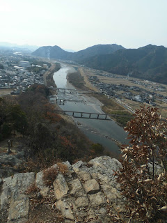 たつの市にある、觜崎の屏風岩の頂上からの写真です。