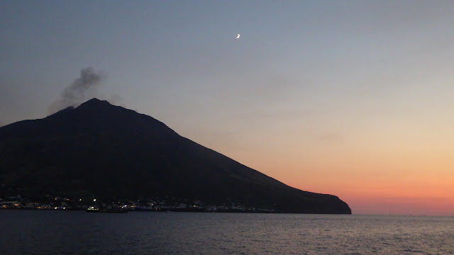 Las erupciones del Stromboli, uno de los dos volcanes activos de las Islas Eolias, es uno de los atractivos turísticos.