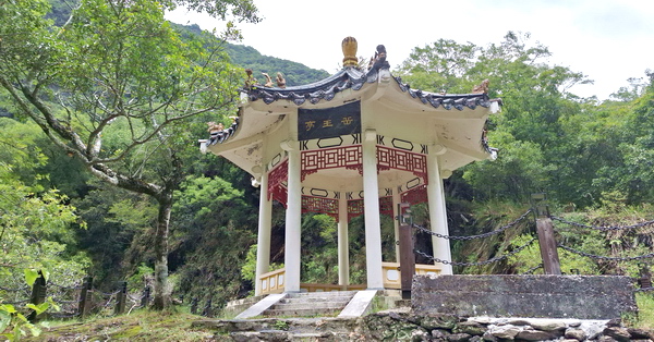 花蓮秀林岳王亭中橫立霧溪順遊景點，山明水秀還有吊橋可以通行