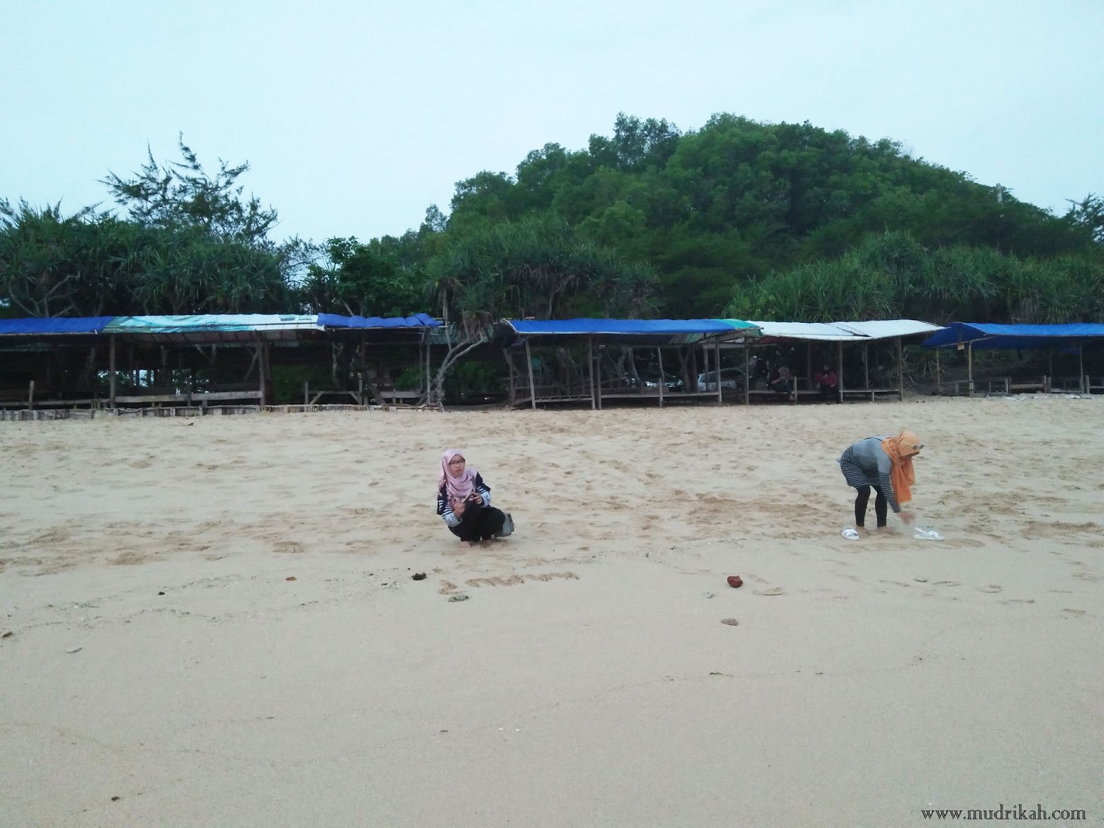 Gambar  Wanita  Muslimah Duduk  Di  Tepi  Pantai  Rahman Gambar 