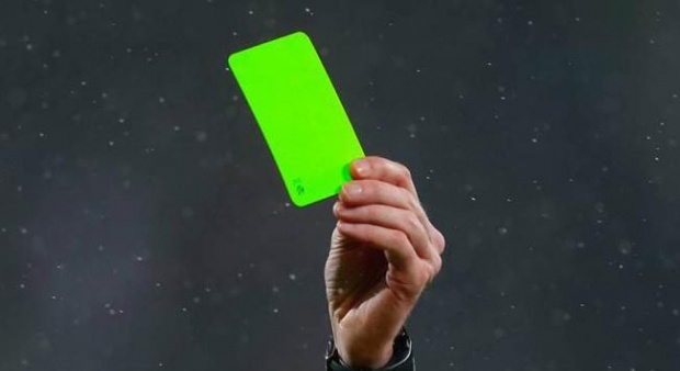 kartu hijau pertama yang dikeluarkan wasit di Serie B