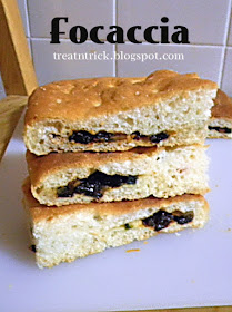 Focaccia Recipe @ treatntrick.blogspot.com