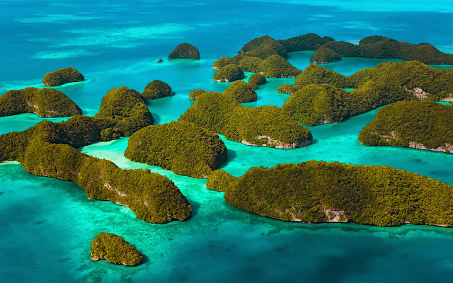 Achtergrond met groene eilandjes in blauwe oceaan