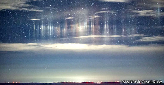 Luzes alienígenas? Estranhos Pilares de Luz flutuando no céu intrigam cientistas