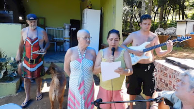 Meu cunhado servindo o churrasco, maira e eliane e rafa na guitarra