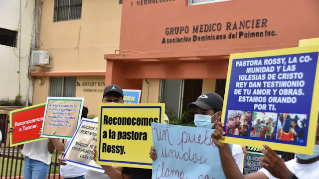 Supuestos cristianos acuden al Palacio de Justicia para apoyar a la pastora y su hijo