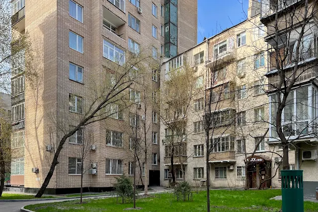 Спиридоньевский переулок, Малая Бронная улица, дворы, жилой дом 1970 года постройки, жилой дом 1934 года постройки