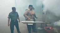 Kolaborasi, Polisi Bersama TNI dan Dinkes Mojokerto Laksanakan Fogging Cegah DBD