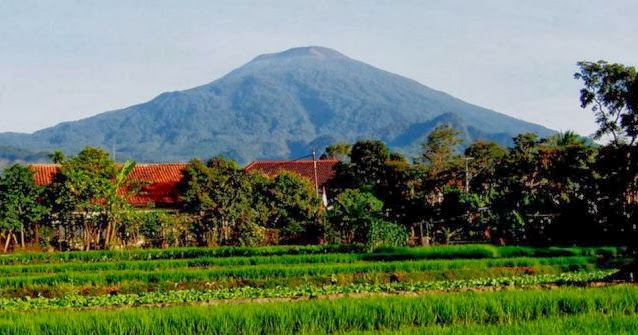  KIMCIL: Gunung Ceremai, Legenda Nini Pelet dan Ajian Jaran Goyang