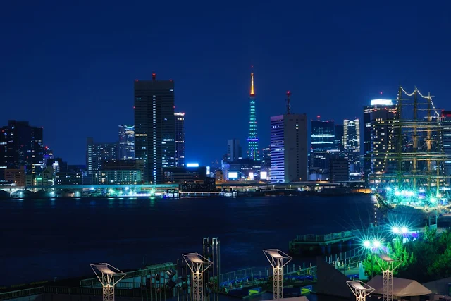 東京タワーと高層ビル群の夜景～晴海ふ頭