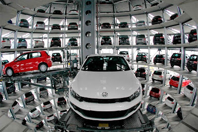 Autostadt torres de vidro cheio de carro na Alemanha