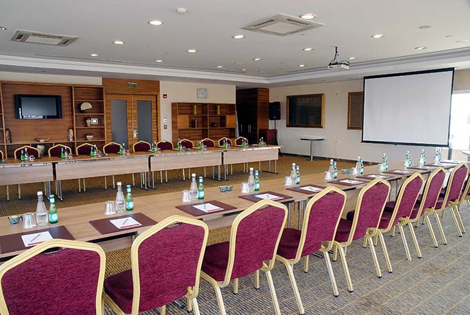 ramada-plaza-istanbul-toplanti-meeting-room