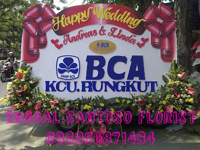 Karangan papan bunga untuk ucapan pernikahan atau happy wedding