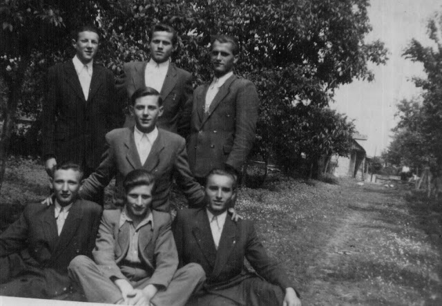 Legények az 1950-es években, elől középen Hauser Imre
