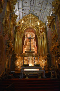 Interior da Igreja de Santa Cruz, com talha dourada