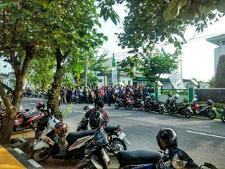  Saat ini sudah ada semacam layanan booking online nomor antrian klaim dana JHT  Sekarang Tak Perlu Datang Shubuh Supaya Kebagian Nomor Antrian Pencairan JHT di Kantor BPJS TK, Gunakan Saja Layanan Ini