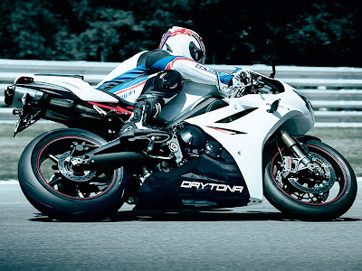 2011 Triumph Daytona 675R Side Action View