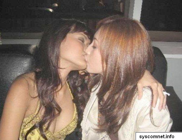 Cerita Skripsi: Foto Ciuman Bibir Jupe Dengan Wulan Guritno