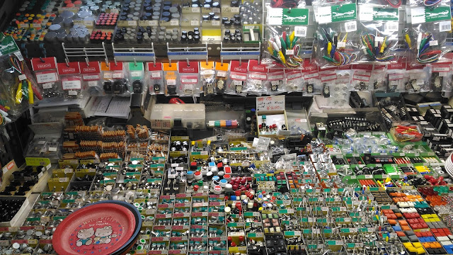 Voici le genre de choses que l'on trouve à Akihabara. Ce sont tous des boutons éléctronique