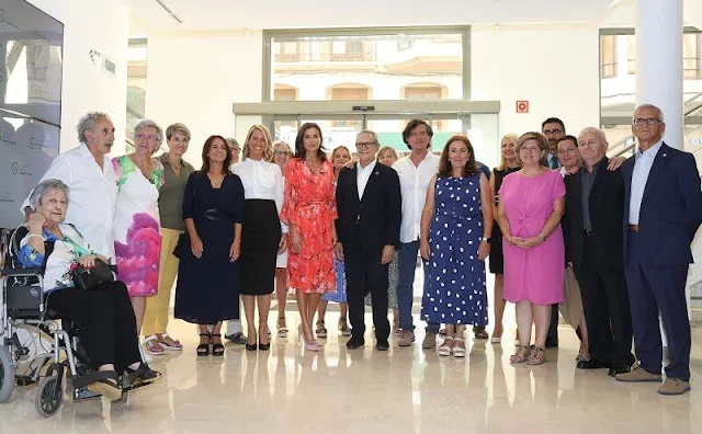 Queen Letizia wore a floral print dress by Adolfo Domínguez. The Government delegate of Catalonia, Maria Eugènia Gay