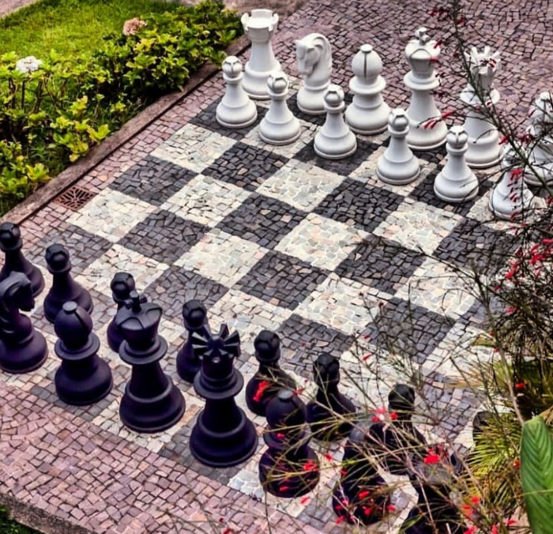 Tabuleiro de xadrez 'gigante' na Casa Stefan Zweig em Petrópolis atrai  curiosos de diversas partes do mundo