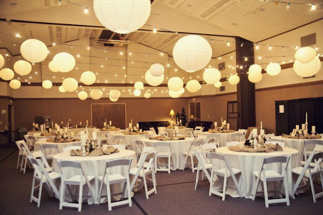 dazzling-vintage-wedding-reception-decoration-ideas-with-lampion-and-wood-white-chair